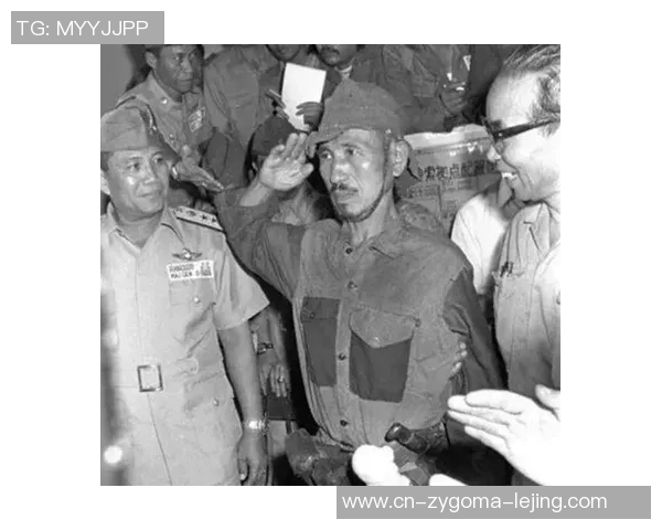 日本国脚拿二战战犯相片合影，英超球队抱歉